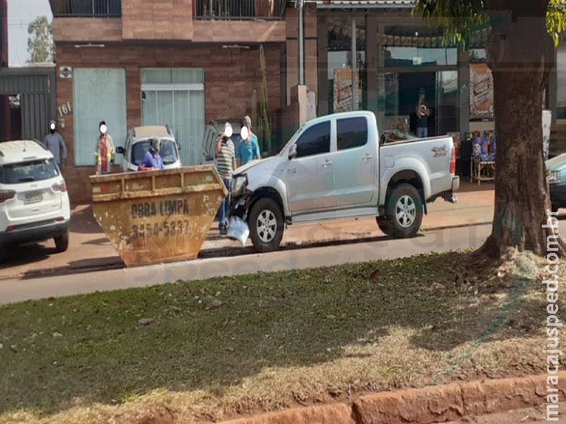 Maracaju: Condutor colidi caminhonete Hilux em caçamba de entulhos na Av. Marechal Deodoro
