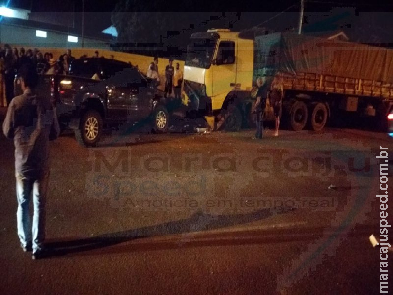 Maracaju: Jovem de apenas 19 anos de idade morre após colisão frontal entre caminhonete Hilux e carreta estacionada Maracaju: Jovem de apenas 19 anos de idade morre após colisão frontal entre caminhonete Hilux e carreta estacionada