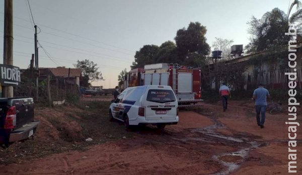 Marido encontra mulher morta em banheiro após casa pegar fogo em MS 