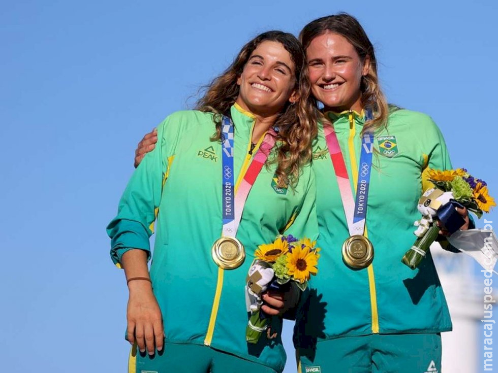 Martine Grael e Kahena Kunze conquistam medalha de ouro na vela 