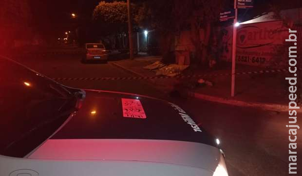 Morador é executado com tiro na cabeça enquanto tomava cerveja em frente de casa Morador é executado com tiro na cabeça enquanto tomava cerveja em frente de casa