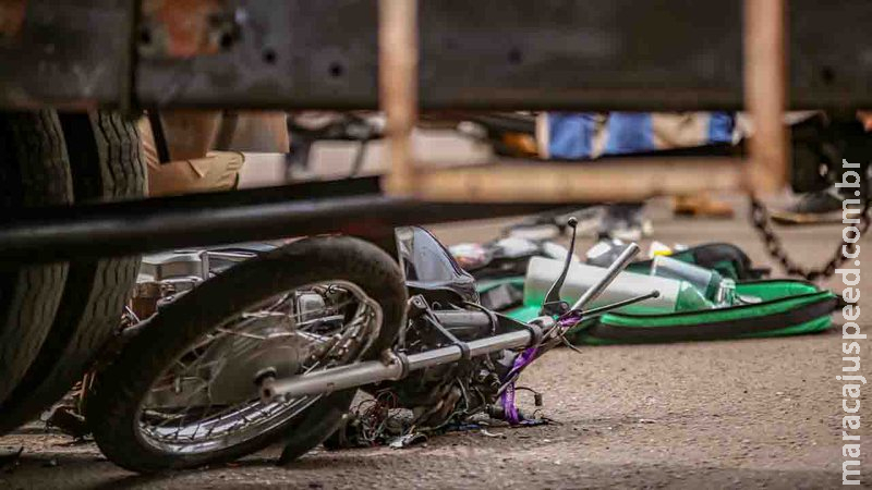 Motociclista de 22 anos morre ao colidir em caminhão que saía de atacadista no Rita Vieira