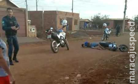 Motociclista foge de abordagem, tenta atropelar policiais e é ferido a tiro