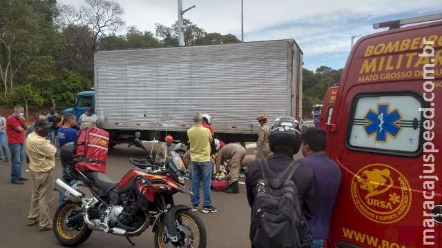 Motociclista morre atingido por caminhão Motociclista morre atingido por caminhão