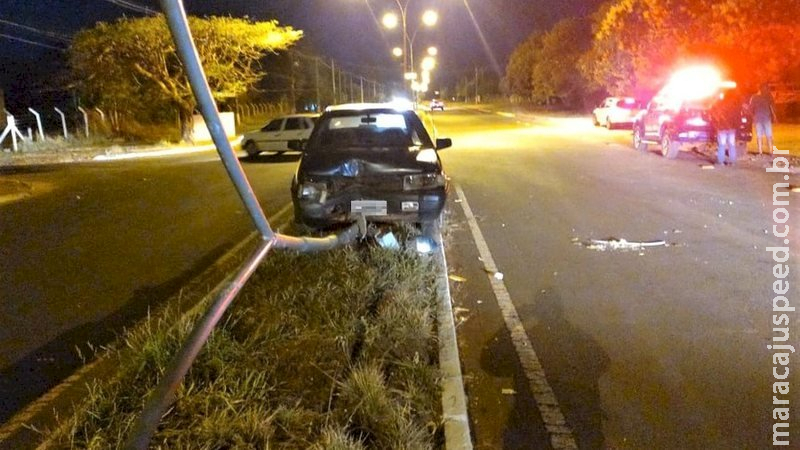 Motorista atropela motociclista e na fuga acaba batendo em poste de iluminação