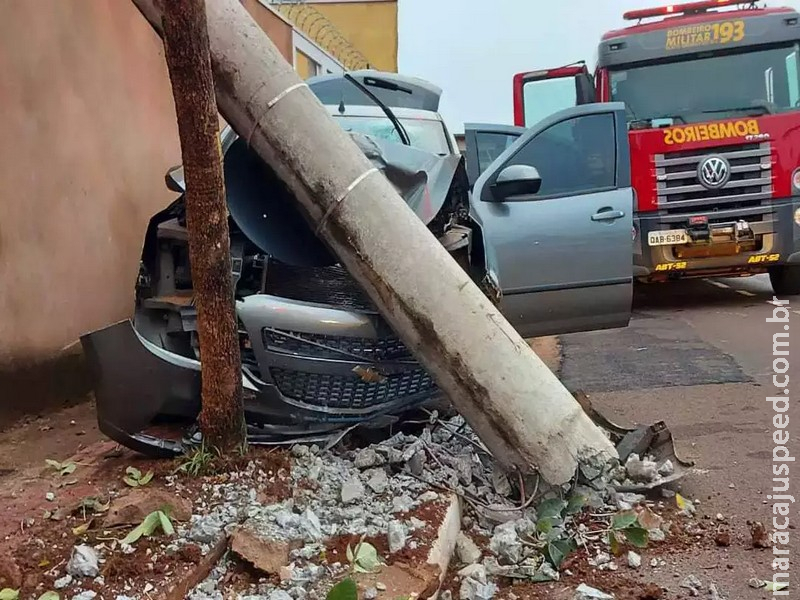 Motorista bêbada perde controle da direção e bate em poste de avenida