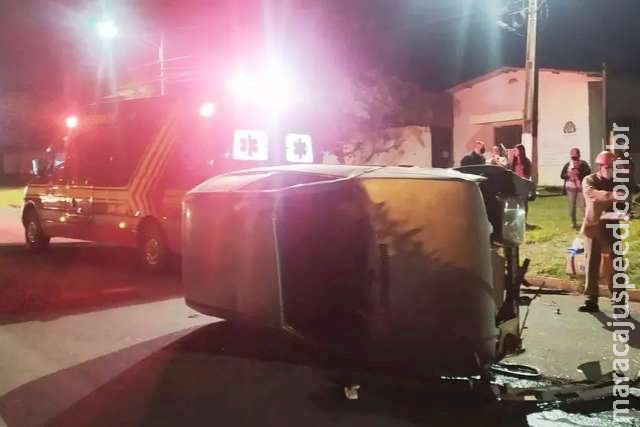 Motorista bêbado é preso depois de bater e capotar carro