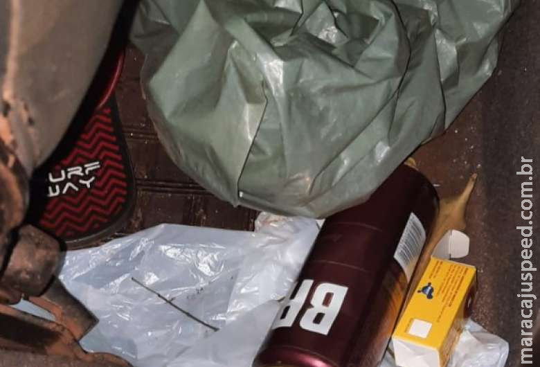 Motorista bêbado é preso dormindo dentro do carro e 