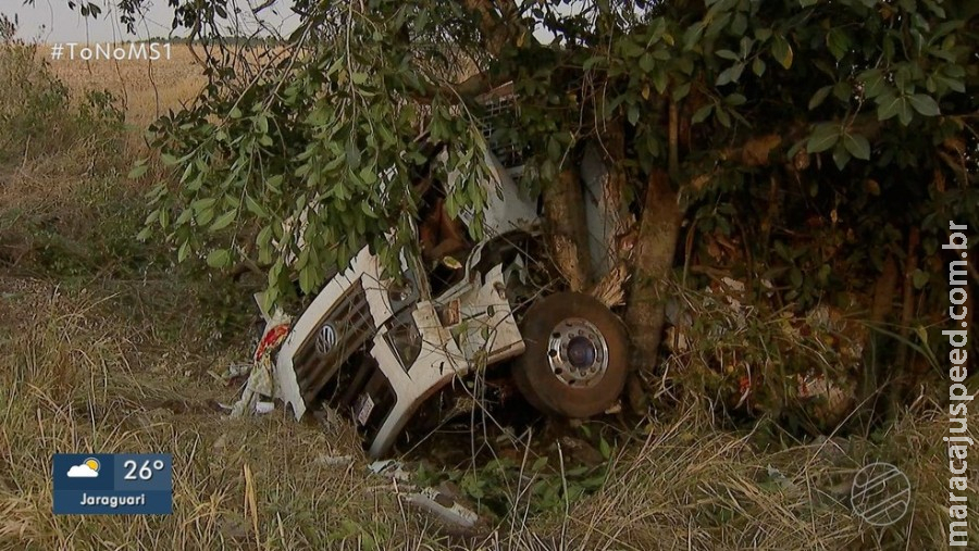 Motorista fica gravemente ferido após tombaar caminhão carregado de fruta em rodovia de MS