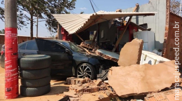 Motorista foge por 8 km, perde controle de carro e acerta frente de comércio
