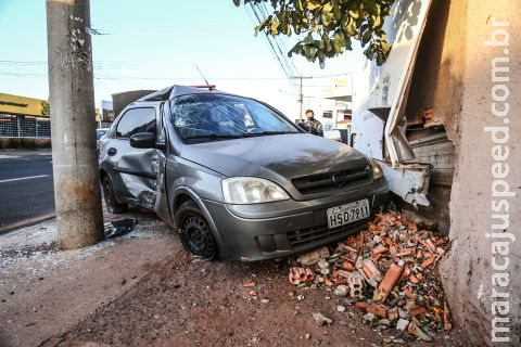 Motorista vai desviar de bueiro aberto e acaba batendo em poste e muro