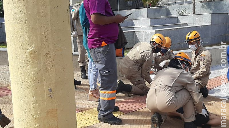 Mulher é socorrida após cair em bueiro que passava por manutenção na Afonso Pena