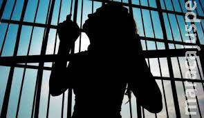 Mulher é suspeita de torturar e manter a própria filha trancada em quarto