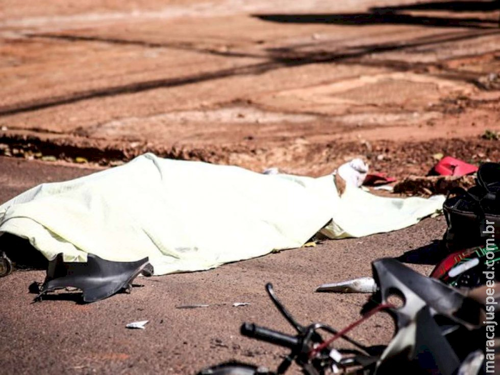 Mulher morre após ser arrastada por 10 metros em acidente com caminhão Mulher morre após ser arrastada por 10 metros em acidente com caminhão