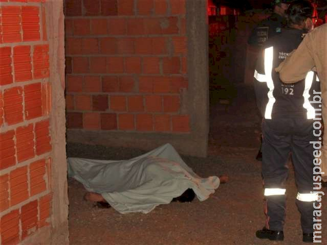 Mulher morre e homem é socorrido após tiros em residência Mulher morre e homem é socorrido após tiros em residência