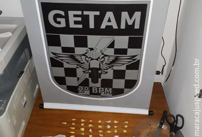 Mulher tenta engolir porção de crack para despistar polícia