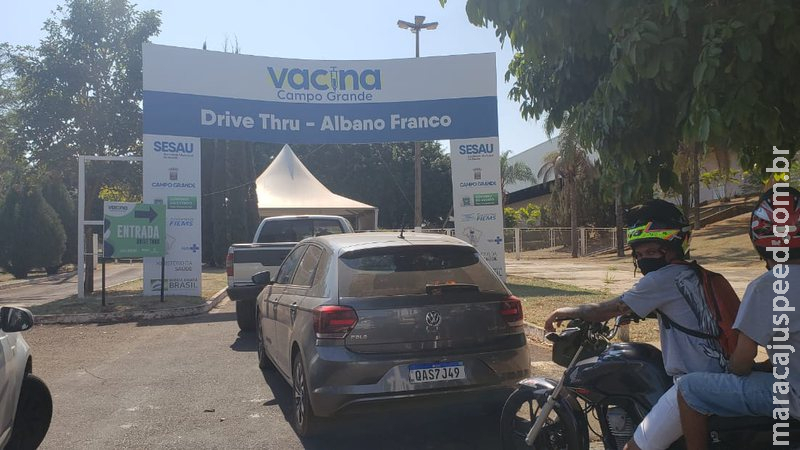 Na ansiedade pela vacina, jovens chegam até 2 horas antes do drive-thru abrir as portas Na ansiedade pela vacina, jovens chegam até 2 horas antes do drive-thru abrir as portas