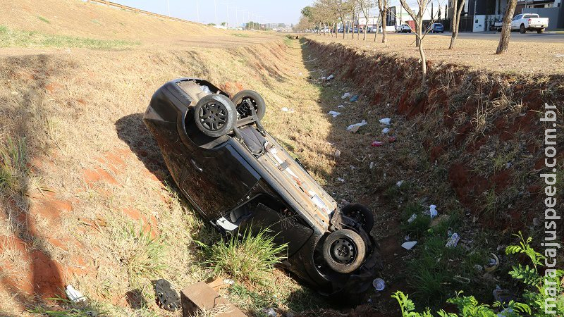 Na contramão e em alta velocidade, motorista capota e cai em vala de cidade de MS