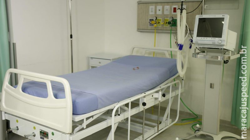 Paciente ameaça enfermeiro com canivete e quebra porta de hospital após demora em ambulância