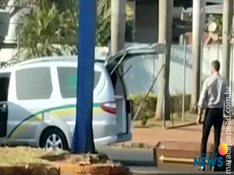 Pela segunda vez: caixão com corpo cai de carro funerário em plena avenida