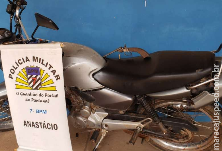 Polícia recupera moto furtada e apreende arma de fogo