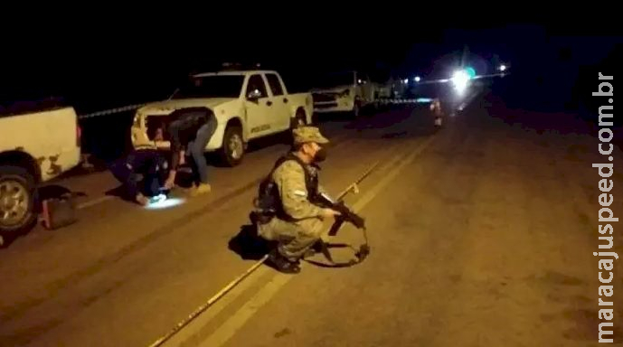Policiais paraguaios morrem durante emboscada e criminosos levam 3 fuzis na fronteira Policiais paraguaios morrem durante emboscada e criminosos levam 3 fuzis na fronteira