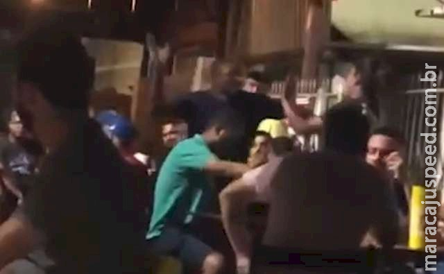 Policial de folga agride e aponta arma para mulher em bar