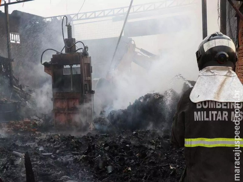 Retroescavedeira e 40 mil litros de água são usados em incêndio de depósito - CREDITO: CAMPO GRANDE NEWS