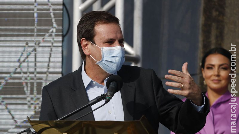 Rio suspende vacinação e Paes pede a Doria Rio suspende vacinação e Paes pede a Doria
