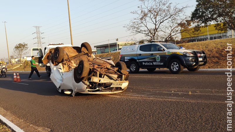 Roubo a motorista de aplicativo acaba em perseguição e capotamento em Campo Grande
