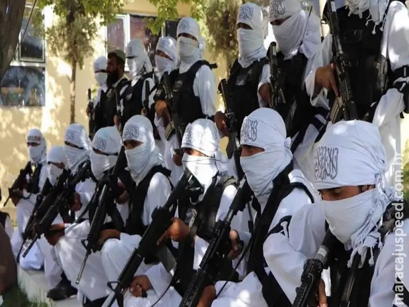 Talibã exibe armas capturadas dos Estados Unidos 