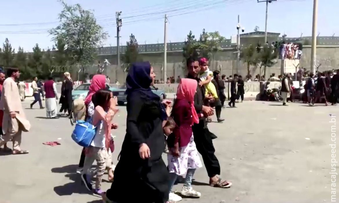 Testemunhas relatam tiros e desespero em tentativa de fuga em massa de Cabul