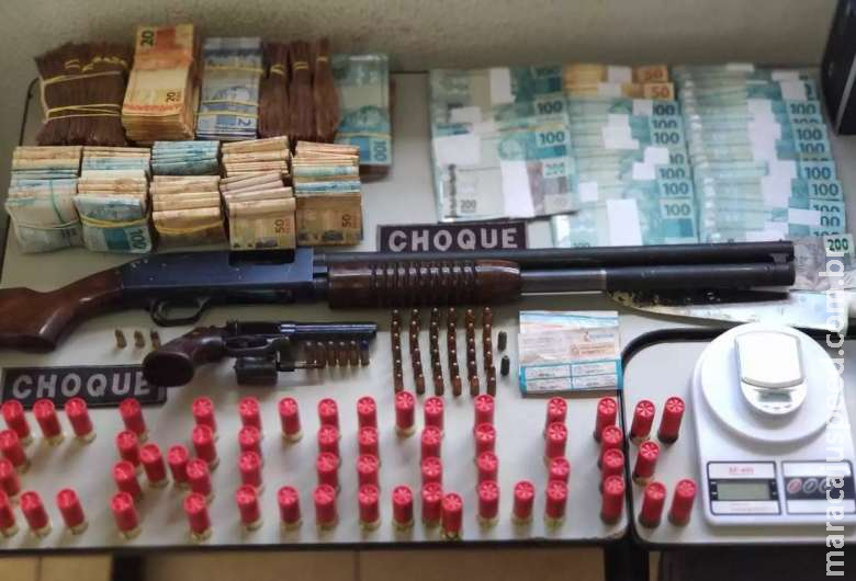 Tio e sobrinho são presos com quase R$ 100 mil em boca de fumo 