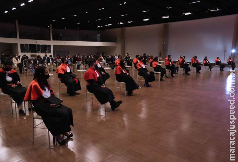 Turma de Direito da Unigran participa de colação de grau presencial