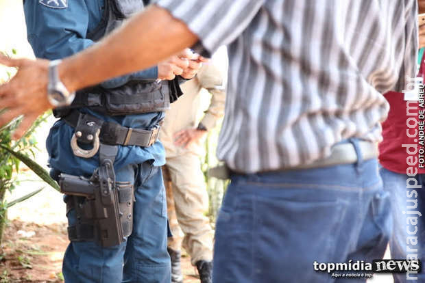 Vizinho bêbado saca arma e atira contra cabeça de jovem em Dourados