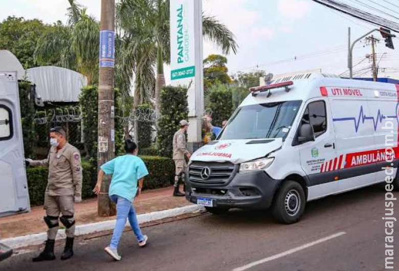 A caminho de hospital, ambulância com paciente grave se envolve em acidente A caminho de hospital, ambulância com paciente grave se envolve em acidente