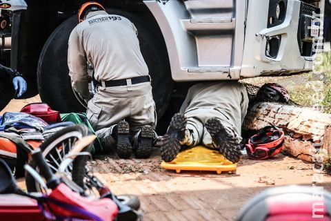 Acidente com bicicleta elétrica deixa mulher presa embaixo de caminhão em Campo Grande