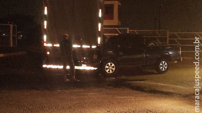 Acidente envolve caminhonete e caminhão do Exército em Campo Grande Acidente envolve caminhonete e caminhão do Exército em Campo Grande