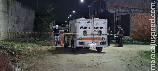 Adolescente mata pai com tiro, esquarteja corpo e é apreendido pela polícia Adolescente mata pai com tiro, esquarteja corpo e é apreendido pela polícia
