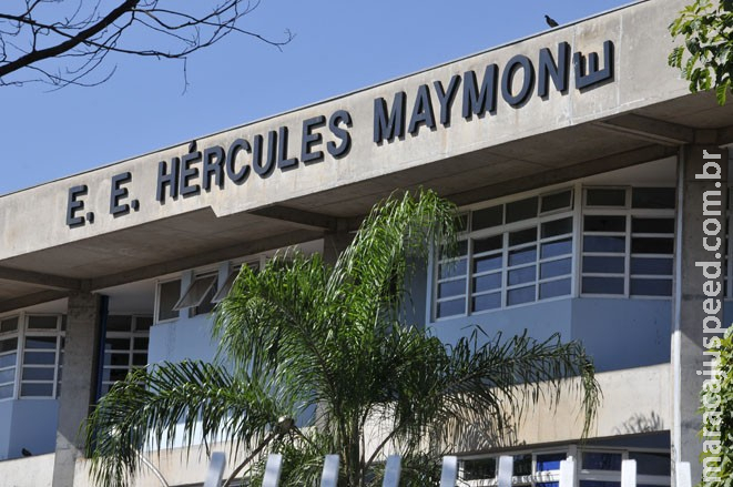 Aluno provoca pânico ao entrar armado em escola e ameaçar matar colegas Aluno provoca pânico ao entrar armado em escola e ameaçar matar colegas