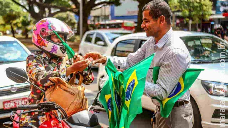 Ambulantes aproveitam manifestações políticas para faturar até R$ 1 mil em horas em Campo Grande Ambulantes aproveitam manifestações políticas para faturar até R$ 1 mil em horas em Campo Grande