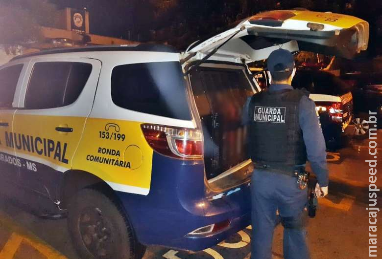 Assaltante é flagrado após cair de telhado de residência e machucar o pé