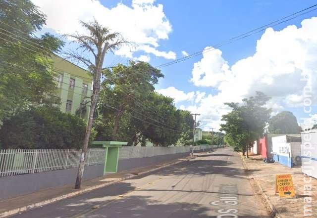 Assaltante é "preso" por moradores após pular muro de condomínio Assaltante é "preso" por moradores após pular muro de condomínio
