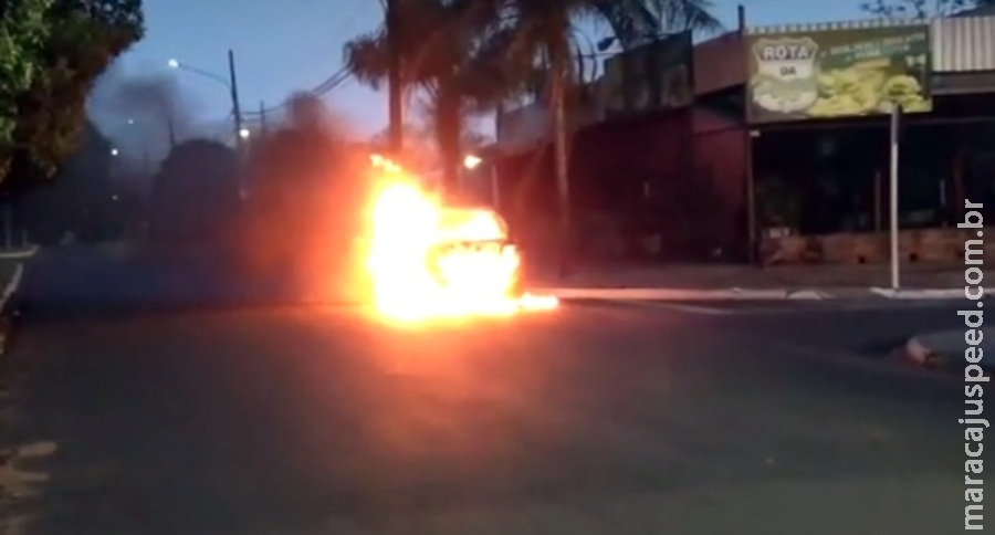 Ataque de Fúria: Mulher põe fogo em carro depois de ser chamada de maluca Ataque de Fúria: Mulher põe fogo em carro depois de ser chamada de maluca