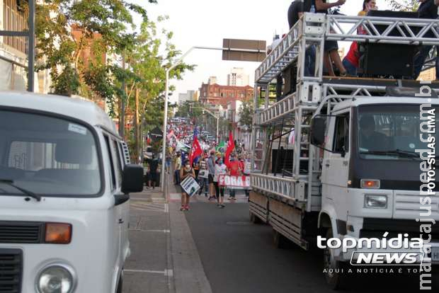 Ato de esquerda contra Bolsonaro reúne mil pessoas em Campo Grande Ato de esquerda contra Bolsonaro reúne mil pessoas em Campo Grande