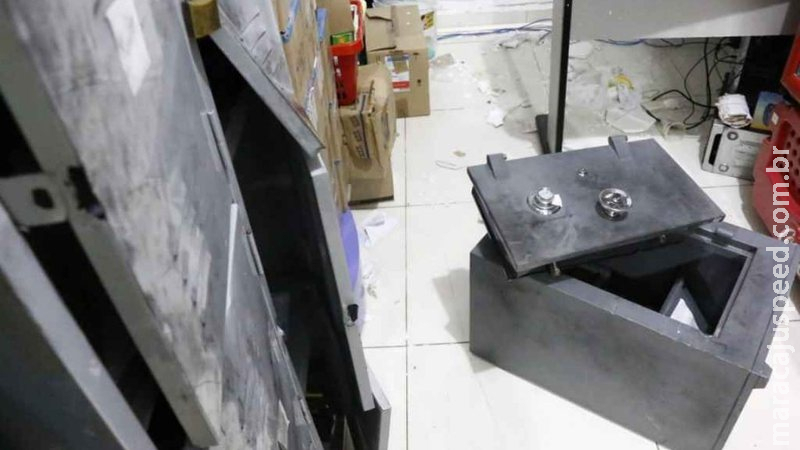 Bandidos invadem supermercado, arrombam cofre e levam R$ 50 mil Bandidos invadem supermercado, arrombam cofre e levam R$ 50 mil