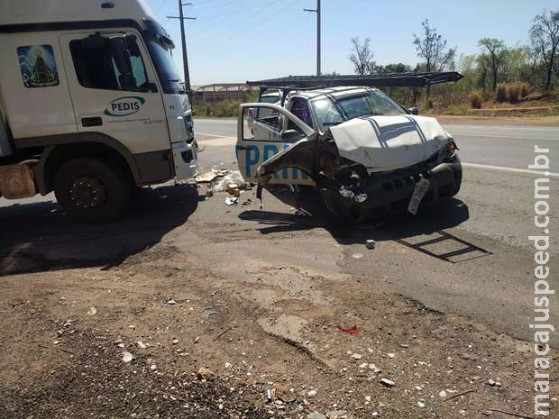 Caminhão bate em Strada na BR-163 Caminhão bate em Strada na BR-163