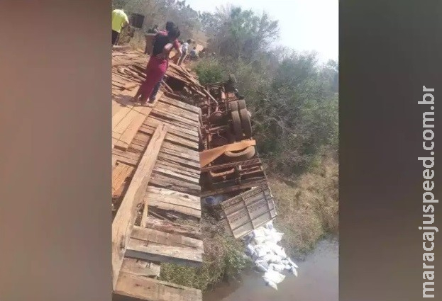 Caminhão cai de ponte e jovem morre preso às ferragens