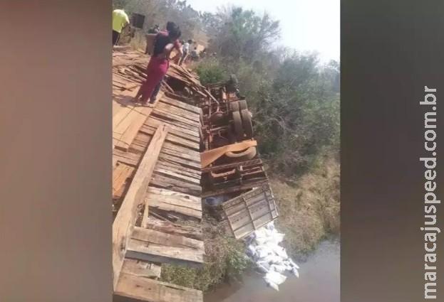 Caminhão cai de ponte e jovem morre preso às ferragens Caminhão cai de ponte e jovem morre preso às ferragens