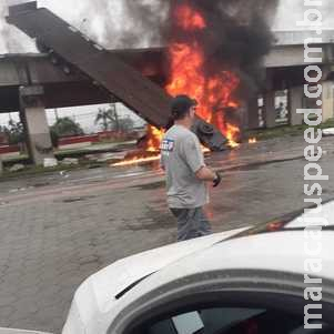 Caminhão despenca de viaduto, pega fogo e explode em SC Caminhão despenca de viaduto, pega fogo e explode em SC